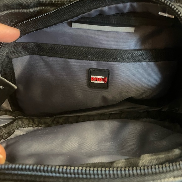 Swiss Gear Fanny Pak with one large compartment - Picture 3 of 5